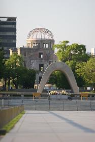 原爆慰霊碑と原爆ドーム
